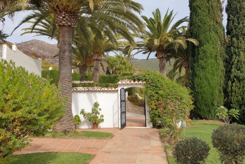 Front garden to Courtyard gate